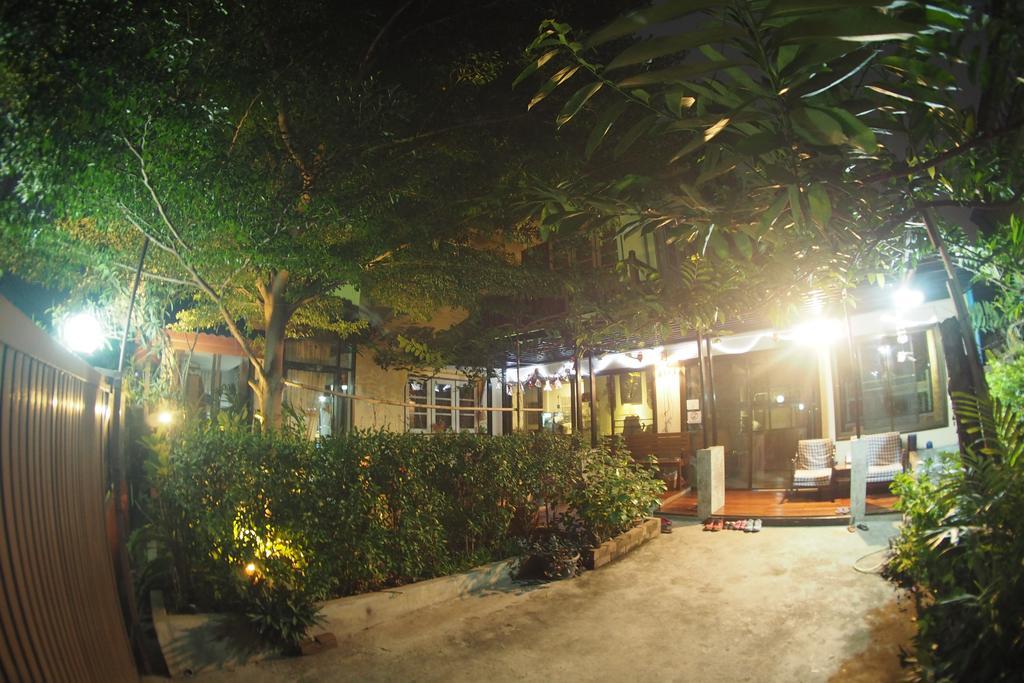 Mon Lodge & Yoga Donmueang Bangkok Exterior photo